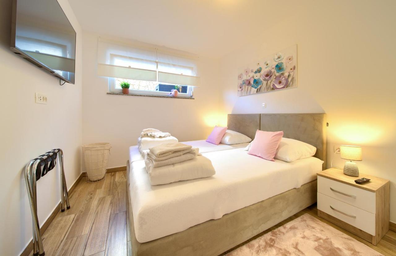 Villa Solis Lacus Modern Apartment - Private Heated Pool - Smart Tv Sky X - Free Parking Njivice Εξωτερικό φωτογραφία