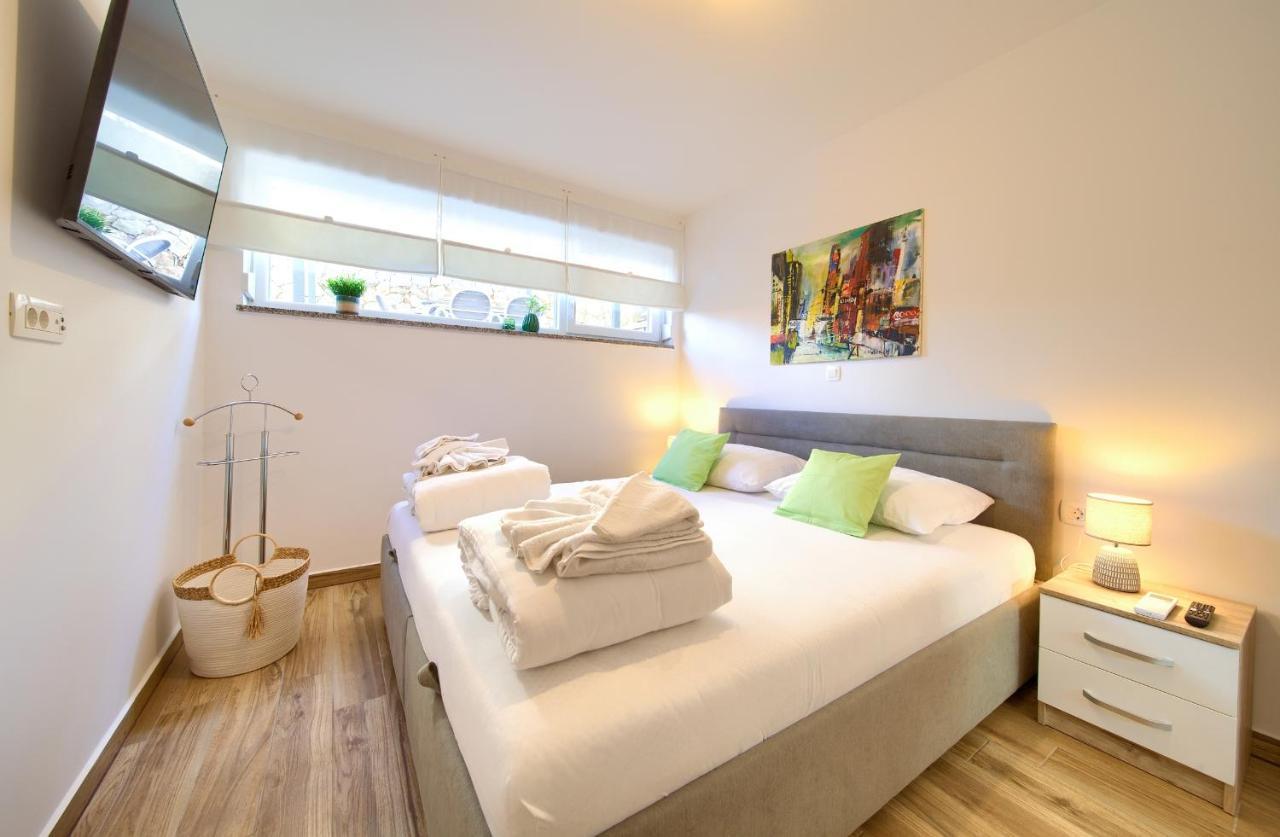 Villa Solis Lacus Modern Apartment - Private Heated Pool - Smart Tv Sky X - Free Parking Njivice Εξωτερικό φωτογραφία