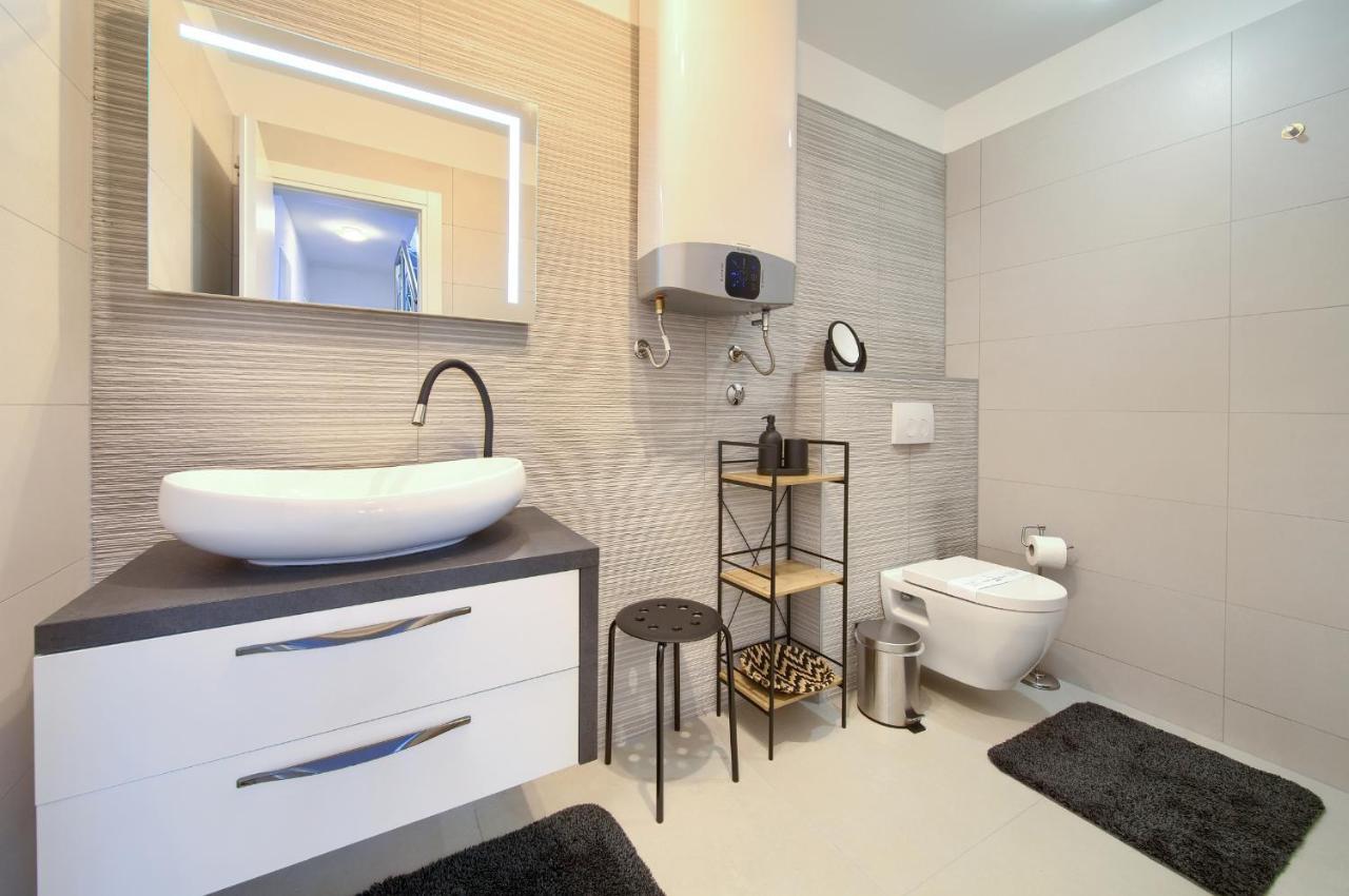 Villa Solis Lacus Modern Apartment - Private Heated Pool - Smart Tv Sky X - Free Parking Njivice Εξωτερικό φωτογραφία
